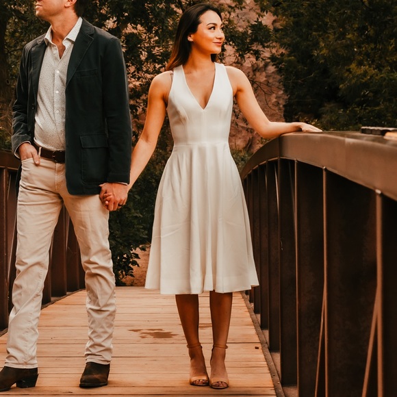 Dress the Population Dresses & Skirts - Dress the Population Catalina white midi dress with pockets size xs